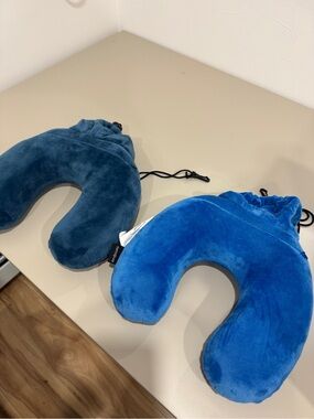 Samsonite Plush Travel Neck Pillow in Bright Blue and Navy